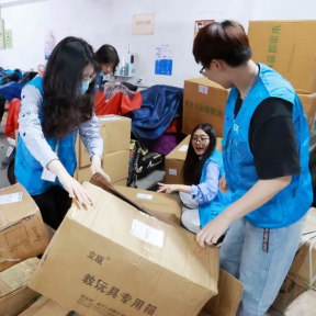 向藏區兒童捐贈教具活動